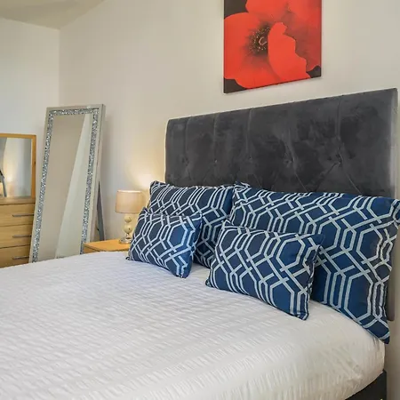 Charming 1-bed In Apartment *