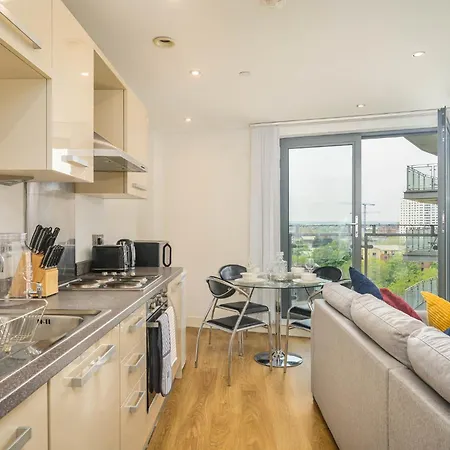 Charming 1-bed In Apartment *